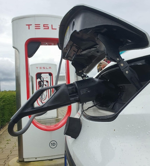 Latest company news about Apakah ada adaptor untuk Leaf untuk menggunakan Tesla Supercharger?Ya pasti. Sixpence CCS2 ke CHAdeMo Adapter membuatnya pssoiable
